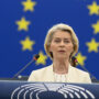 Copertina di Von der Leyen: “Divieto social ai minori di 13 anni. Account limitati e vigilati fino a 15”. Esperti: “Tempi lunghi e rischio limiti blandi. Meglio ban a 16”