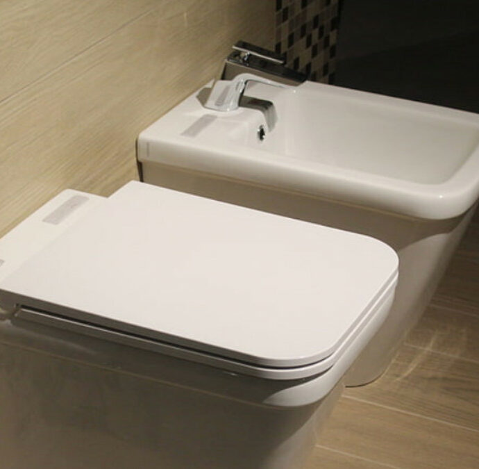 Un uomo ubriaco resta incastrato con la testa tra water e bidet e deve chiamare il 118: impossibile liberarlo, arrivano i vigili del fuoco
