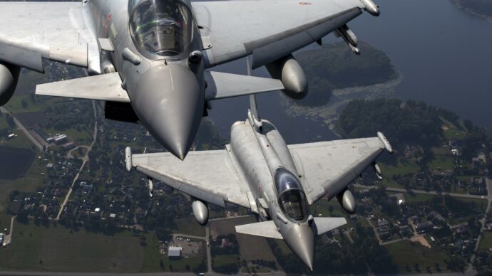Jet russi violano lo spazio aereo della Lituania: decollano i caccia italiani della Nato
