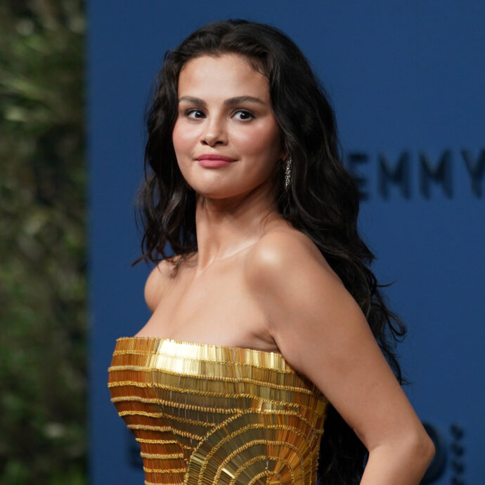 “Invecchiare è divertente e non ho paura. La pelle cederà, ma si è vivi. C’è chi mi vorrebbe ‘congelata’ al viso che avevo nel 2016, ma non succederà”: così Selena Gomez