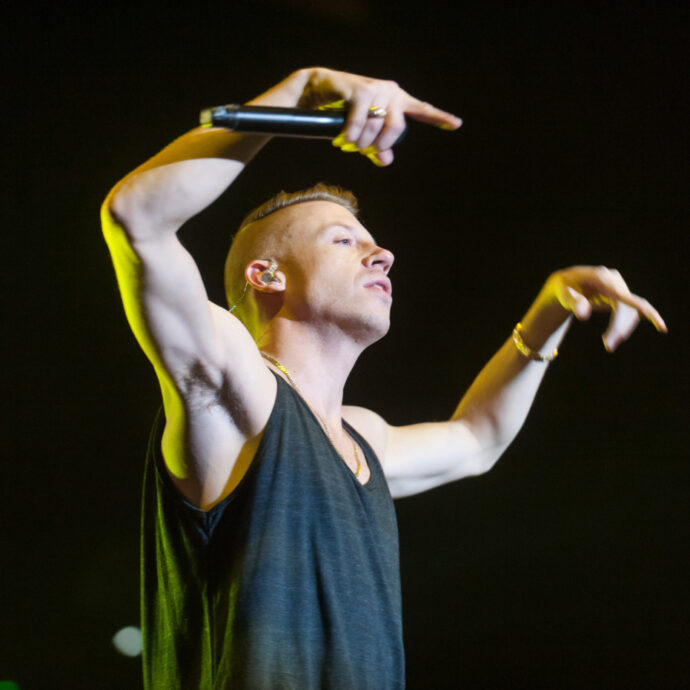 “Un milione per la Palestina, ora tocca a te”: la sfida di Macklemore. Ed Sheeran rilancia con il doppio ed entra in gioco il magnate del football Usa Robert Kraft