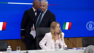 Copertina di Bollo auto sospeso, lo scippo di Meloni manda in tilt Forza Italia. Tajani ai suoi: “Dite è roba nostra nel segno di Berlusconi”. Togliere la tassa e non dire come