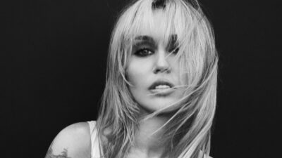 Copertina di “Volevo salvare l’innocenza di mia sorella, bisogna proteggere chi si ama”: Miley Cyrus familiare e fragile nel nuovo album “Bass Persuades”. Poi trasforma l’amore in una nuova religione (blasfema)