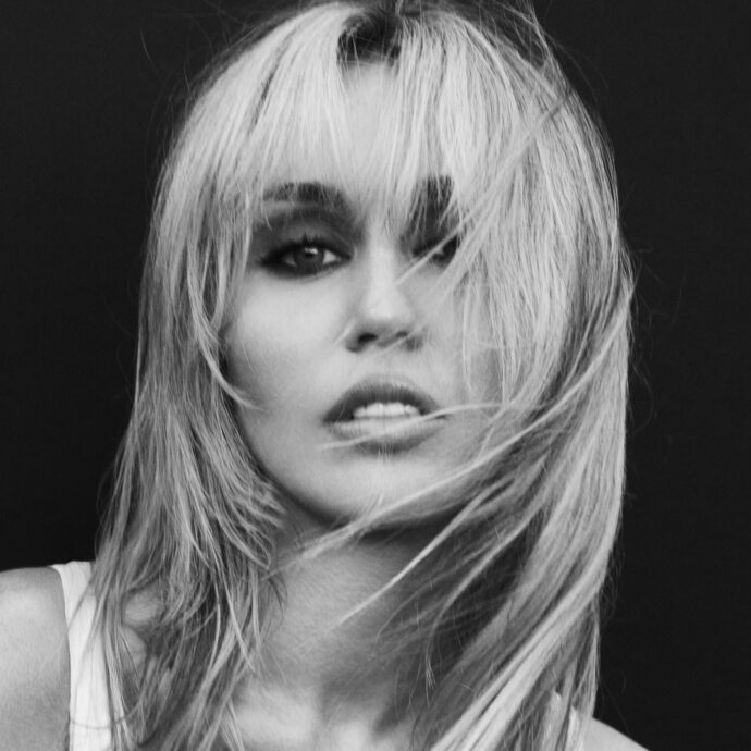 “Volevo salvare l’innocenza di mia sorella, bisogna proteggere chi si ama”: Miley Cyrus familiare e fragile nel nuovo album “Bass Persuades”. Poi trasforma l’amore in una nuova religione (blasfema)