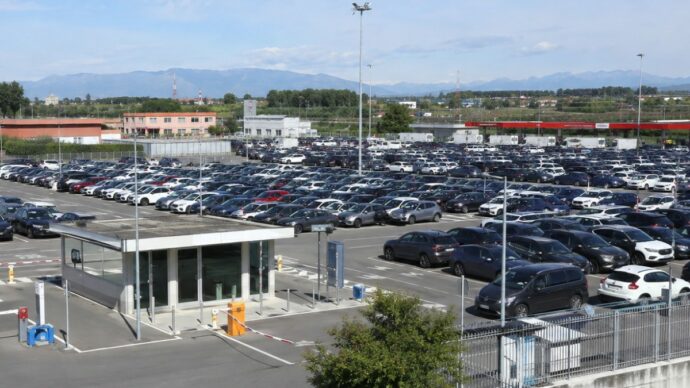 Esenzione bollo auto, consumatori: “Scelta nefasta, si doveva intervenire sul prezzo dei carburanti. Ricadute pesanti su inflazione e ceti bassi”