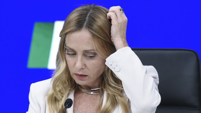 Bollo auto, lo stop nel 2027 vale meno di due pieni. E non coprirà la maggior spesa di quest’anno causata dal caro carburanti