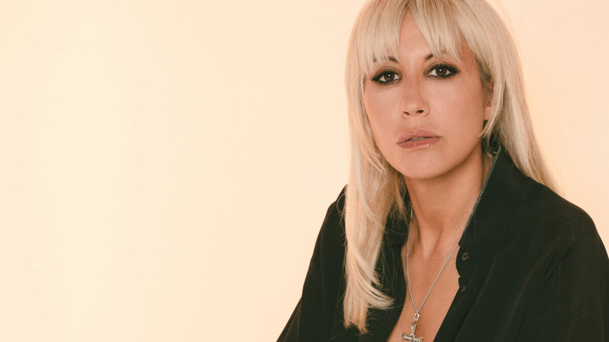 “Saranno i nostri figli a doversi occupare di noi da vecchi. L’amore è bello, ma Villa Arzilla non si paga da sola. Oggi c’è un’epidemia di valutazioni frettolose, basate solo su ciò che si vede”: Malika Ayane tra ironia e riflessioni