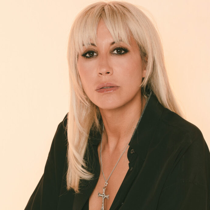 “Saranno i nostri figli a doversi occupare di noi da vecchi. L’amore è bello, ma Villa Arzilla non si paga da sola. Oggi c’è un’epidemia di valutazioni frettolose, basate solo su ciò che si vede”: Malika Ayane tra ironia e riflessioni