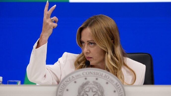 Togliere la tassa e non dire come. L’idea che si può governare giocando a mosca cieca