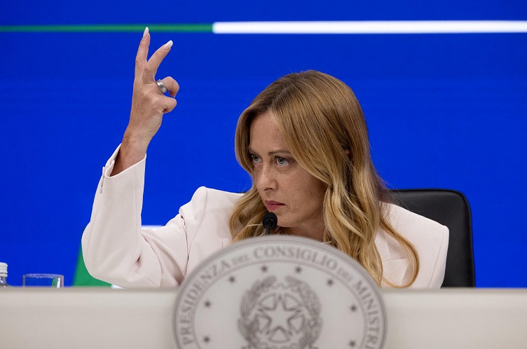 togliere la tassa e non dire come l8217idea che si pu242 governare giocando a mosca cieca da Ilfattoquotidiano.it togliere la tassa e non dire come l8217idea che si pu242 governare giocando a mosca cieca