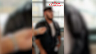 Copertina di Rabbino aggredito a Milano, il fratello del 20enne arrestato: “Nessuna violenza, ci filmava ma pensavamo fosse un scherzo. Guardate i video”