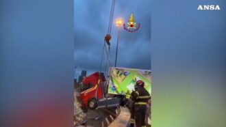 Copertina di Tir sfonda il guard rail e rimane sospeso del vuoto sull’autostrada: salvato il camionista