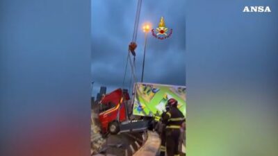 Copertina di Tir sfonda il guard rail e rimane sospeso del vuoto sull’autostrada: salvato il camionista