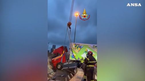 tir sfonda il guard rail e rimane sospeso del vuoto sull8217autostrada salvato il camionista da Ilfattoquotidiano.it tir sfonda il guard rail e rimane sospeso del vuoto sull8217autostrada salvato il camionista