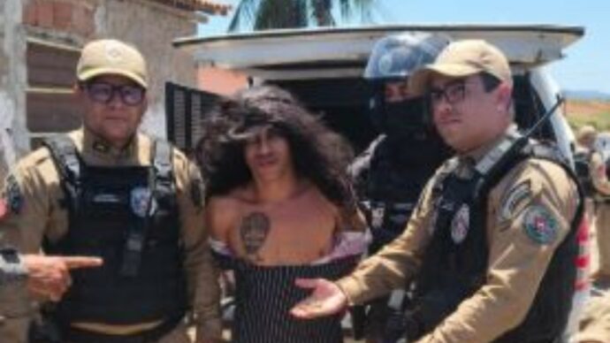 Tenta la fuga vestito da donna e con un bimbo in braccio: arrestato serial killer brasiliano, confessa 80 omicidi