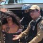 Copertina di Tenta la fuga vestito da donna e con un bimbo in braccio: arrestato serial killer brasiliano, confessa 80 omicidi