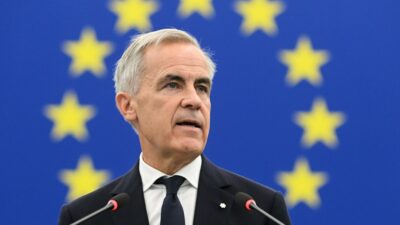 Copertina di Trump, minaccia l’Europa: “Canada membro associato Ue? Imporrò nuovi dazi”. Carney a Straburgo: "La nostra alleanza faro per le democrazie"