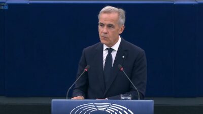 Copertina di Trump, minaccia l’Europa: “Canada membro associato Ue? Imporrò nuovi dazi”. Carney a Straburgo: "Insieme siamo più forti"