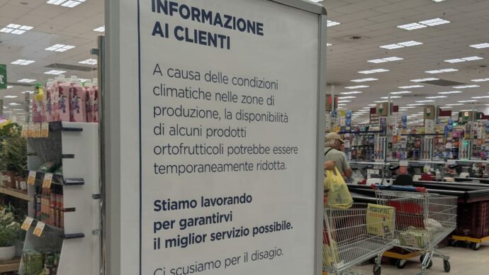Copertina di Insalata in busta e ortofrutta scarseggiano sugli scaffali: così caldo e siccità impongono un ritorno ‘forzato’ alla stagionalità