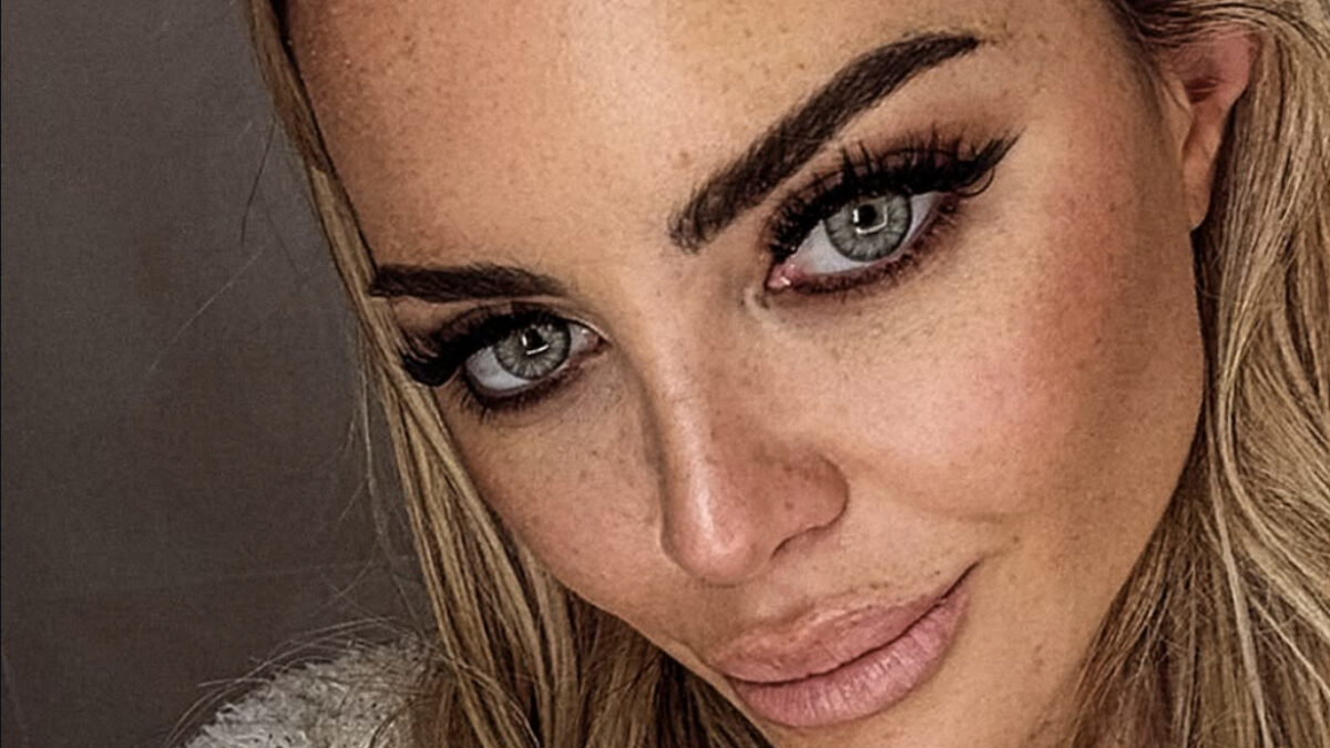 “Mi ammazza, è grande e grosso”: Elena Morali scioccata a Milano per un’aggressione. Uomo demolisce lo specchietto e tenta di aprire l’auto. Scatta la denuncia