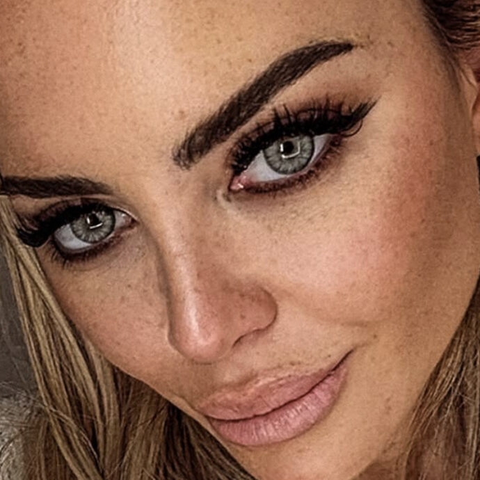“Mi ammazza, è grande e grosso”: Elena Morali scioccata a Milano per un’aggressione. Uomo demolisce lo specchietto e tenta di aprire l’auto. Scatta la denuncia