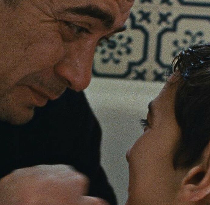I figli della scimmia, quando la sceneggiatura si fa invisibile. Scamarcio protagonista di un dolore senza retorica