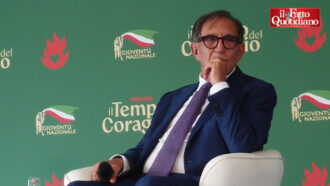 Copertina di La Russa intervistato da Gomez difende Meloni sul bollo auto: “Non è una mossa da Cetto La Qualunque”