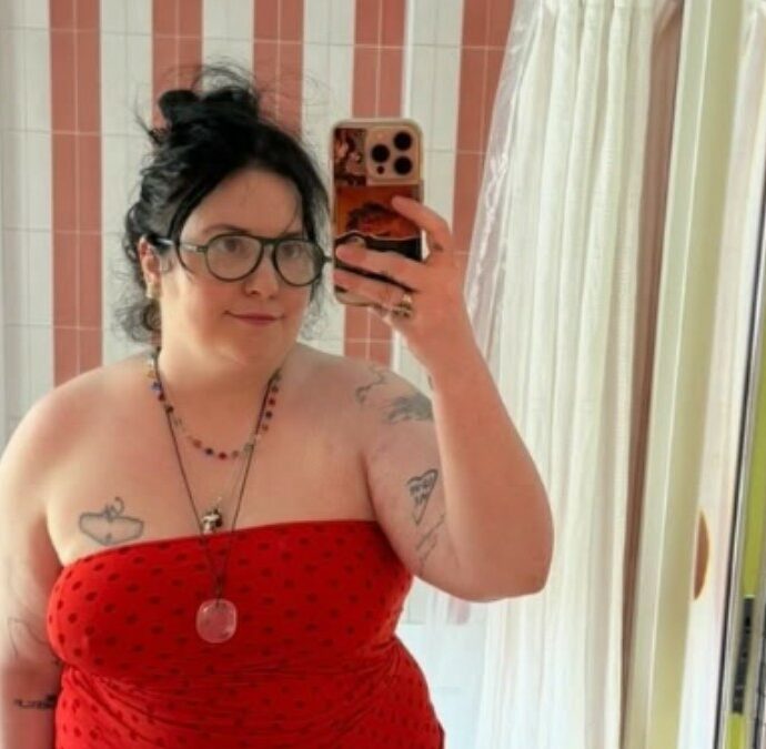 “Ciao, sono la tua mamma. Ti stavamo aspettando. È stato davvero gentile da parte tua arrivare”: Lena Dunham racconta la nascita della figlia attraverso la gestazione per altri
