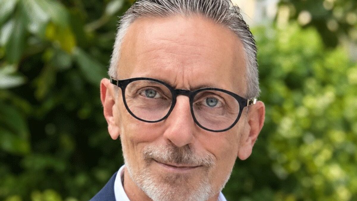 Si risveglia dal coma e organizza una cena con amici e familiari per festeggiare il ritorno a casa dopo le dimissioni dall’ospedale: poco dopo ha un malore e muore