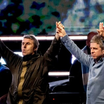 Copertina di Oasis, corsa a ostacoli  per ottenere un ticket:  dopo la riffa c’è l’ansia