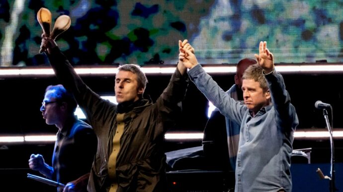 Oasis, corsa a ostacoli  per ottenere un ticket:  dopo la riffa c’è l’ansia