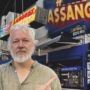 Copertina di Assange torna “social” dopo più di dieci anni
