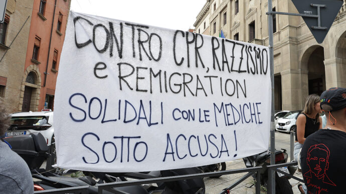 Migranti, perquisiti 23 medici per i certificati anti-Cpr: un nuovo indagato. L’Ordine: “Non siamo ausiliari della sicurezza”