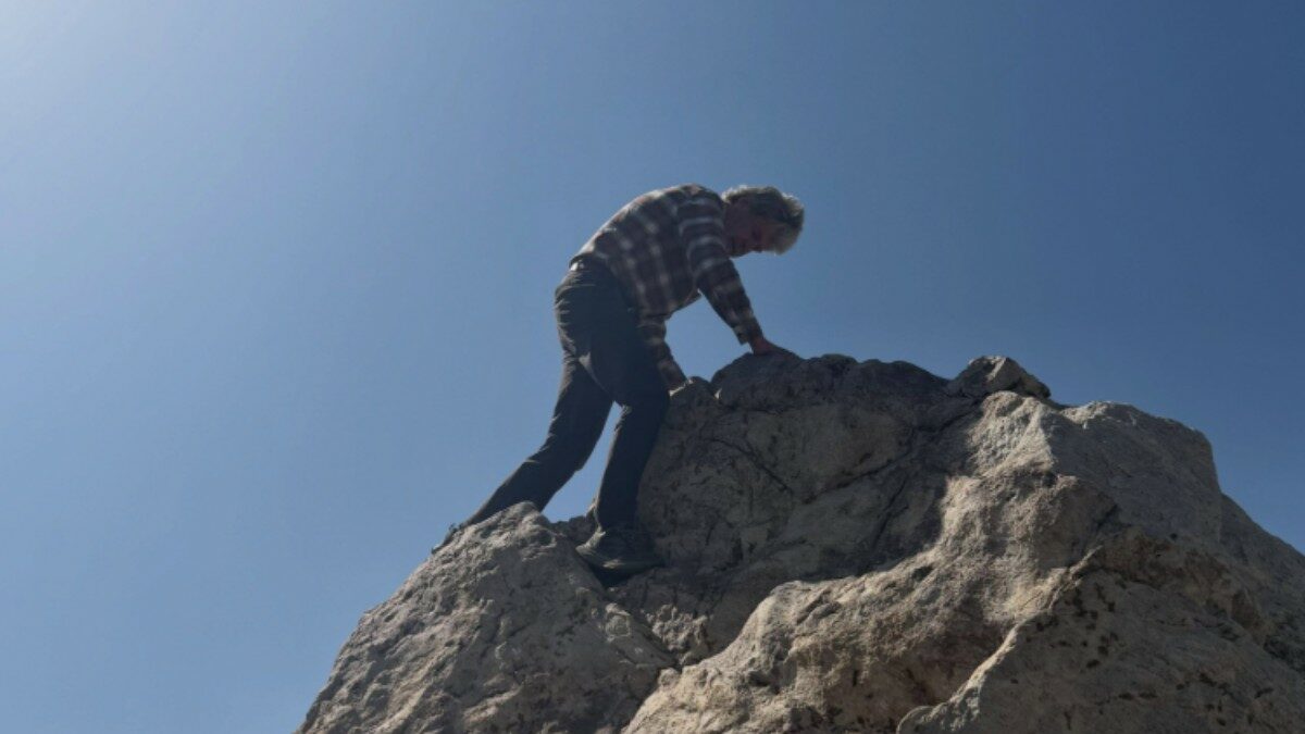 Reinhold Messner si arrampica ancora a 82 anni e a chi gli scrive “Non è una roccia così alta” risponde: “Restate vigili, restate umili. Muovetevi tra le montagne e nella vita con consapevolezza”
