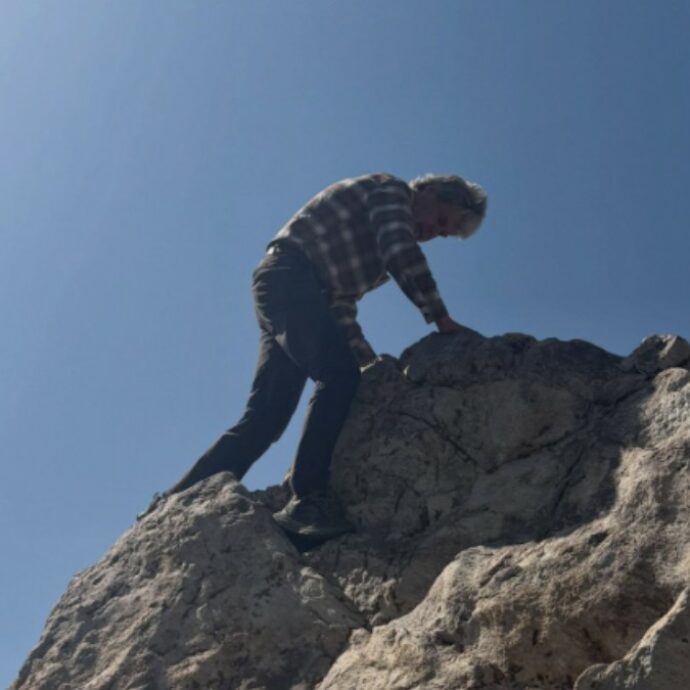 Reinhold Messner si arrampica ancora a 82 anni e a chi gli scrive “Non è una roccia così alta” risponde: “Restate vigili, restate umili. Muovetevi tra le montagne e nella vita con consapevolezza”