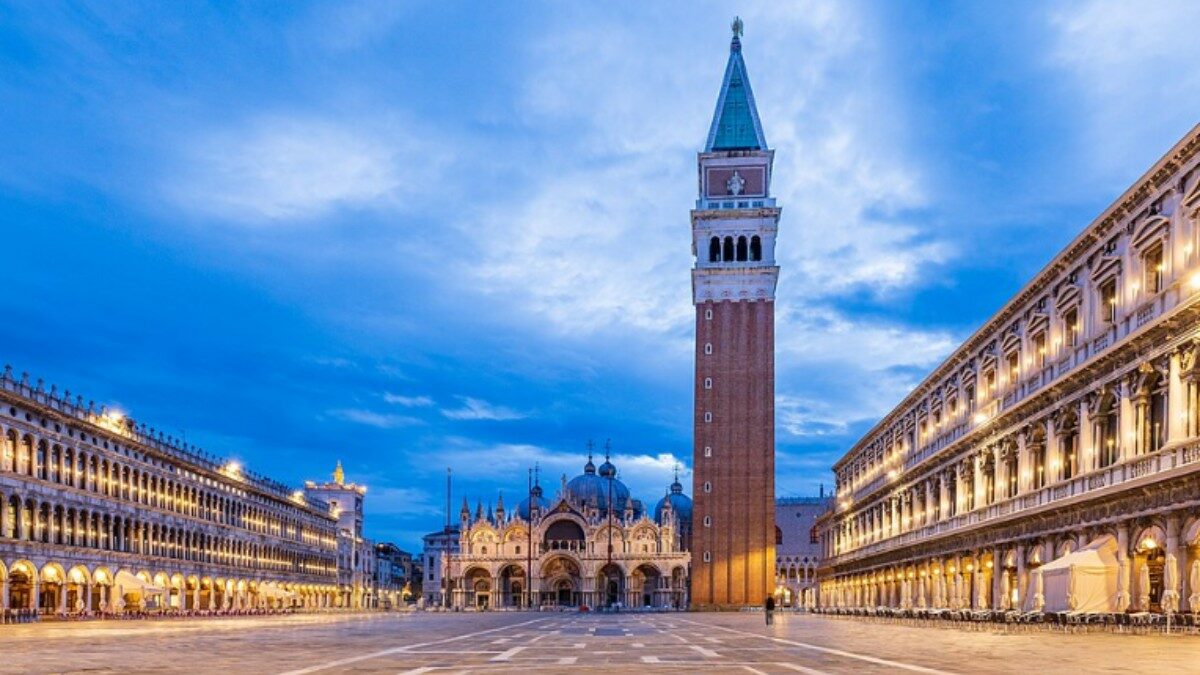 72 euro per due Spritz, un toast e un croissant a Venezia. Nello scontrino anche 7 euro per la musica, ma il supplemento era segnalato. La turista posta lo scontrino: “Mi è scappato da ridere”