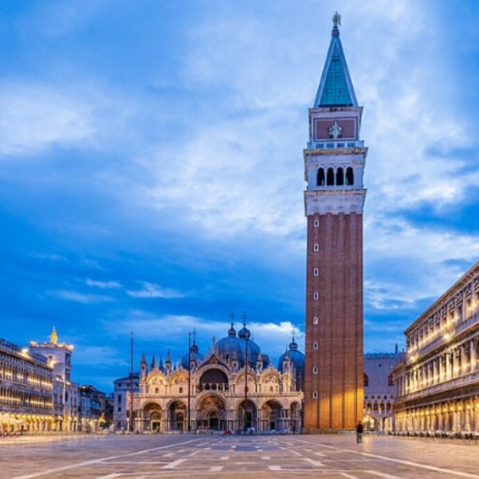 72 euro per due Spritz, un toast e un croissant a Venezia. Nello scontrino anche 7 euro per la musica, ma il supplemento era segnalato. La turista posta lo scontrino: “Mi è scappato da ridere”