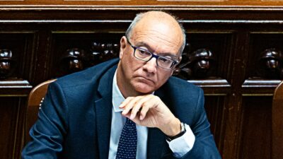 Copertina di Busta con proiettile e minacce al ministro Valditara: la lettera anonima spedita da Salerno