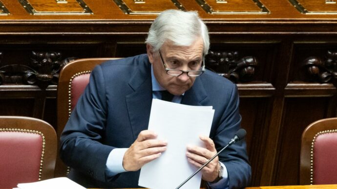 Tajani: “Per la sicurezza usiamo in strada la Polizia locale imboscata negli uffici”. Il sindacato: “Insulto inaccettabile”