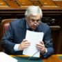 Copertina di Tajani: “Per la sicurezza usiamo in strada la Polizia locale imboscata negli uffici”. Il sindacato: “Insulto inaccettabile”
