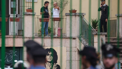 Copertina di Italia stile Usa: 13enne accoltella la prof e va in diretta su Telegram