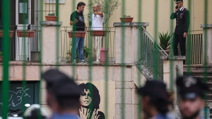 Italia stile Usa: 13enne accoltella la prof e va in diretta su Telegram