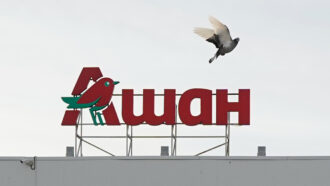Copertina di Mosca confisca le attività di Auchan, Nestlé e Leroy Merlin: “I loro paesi ci fanno la guerra”