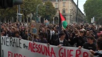 Torino, presidio contro Vannacci al convegno del sindacato di polizia: intonata "Bella Ciao"
