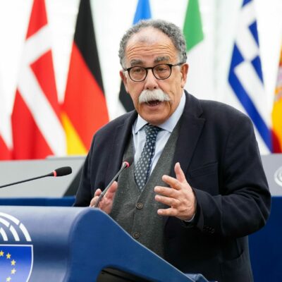 Copertina di Ruotolo: “Sono indignato dalle polemiche su Virginia Libero. Una generazione che ci dice ‘non vogliamo morire nelle vostre guerre’ non va messa sotto processo”