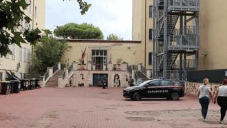 Copertina di Prof accoltellata a scuola, i sindacati: “Aggressioni sempre più frequenti. Le dichiarazioni non bastano, servono interventi”