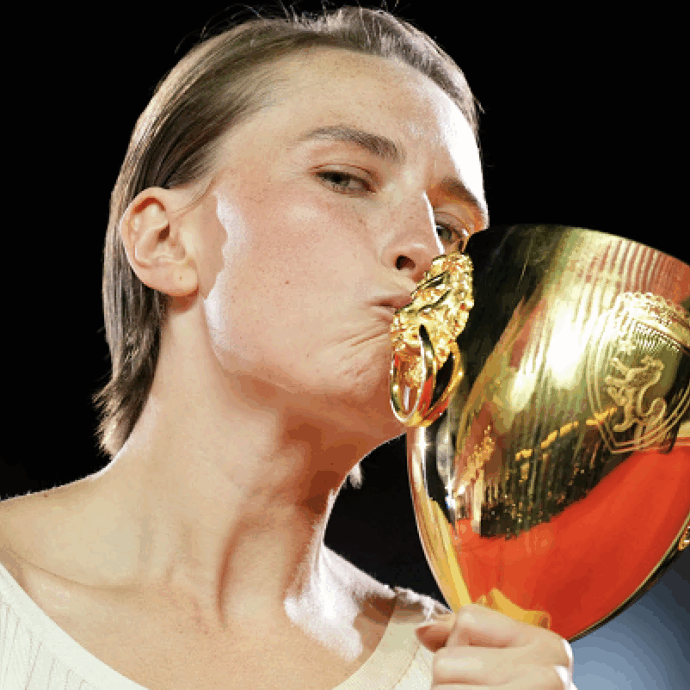Mathilde Arcel vince la Coppa Volpi a Venezia, ma prima deve passare dal centro per l’impiego per il sussidio di disoccupazione: la storia che ha spiazzato tutti
