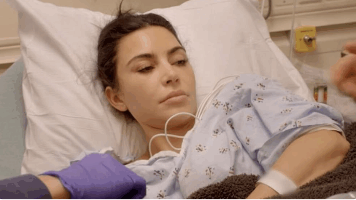 “Ho una cosa che si chiama esofagite, mio padre è morto di questo. Non ce la faccio, mi viene da piangere”: Kim Kardashian in lacrime parla dei problemi di salute nel traile di The Kardashian