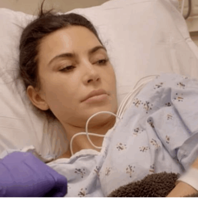 “Ho una cosa che si chiama esofagite, mio padre è morto di questo. Non ce la faccio, mi viene da piangere”: Kim Kardashian in lacrime parla dei problemi di salute nel traile di The Kardashian