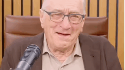 Copertina di “Non posso credere di averti fatto piangere”: Robert De Niro scoppia in lacrime durante l’intervista, la conduttrice gli porge i fazzoletti per asciugarsi gli occhi